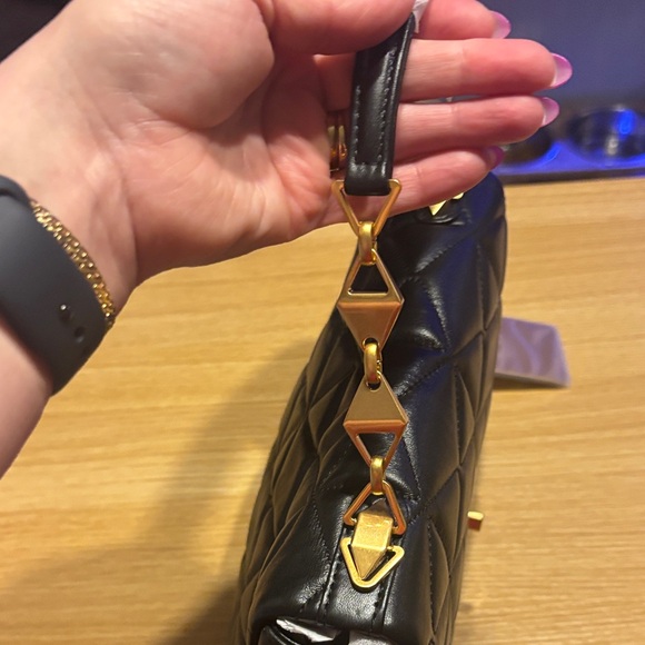 Sadi Elegant Black Quilted Handbag 2way bag - Picture 9 of 12